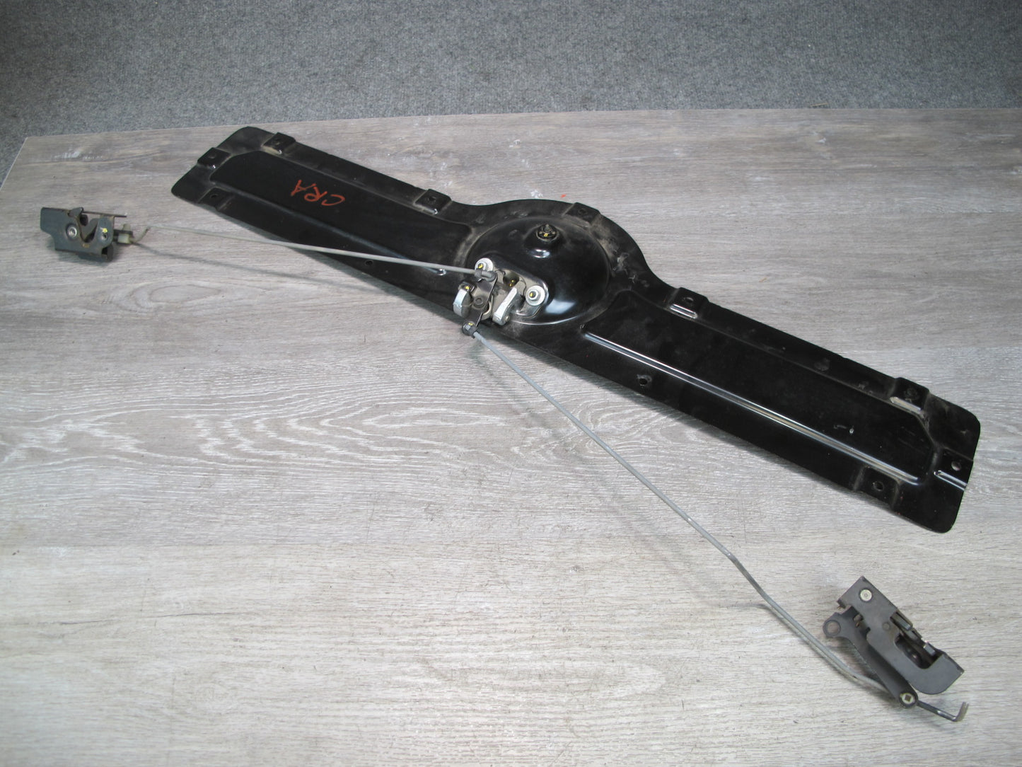 03-06 Chevrolet SSR Rear Tailgate Handle w Bracket & Rods & Latches Assembly OEM