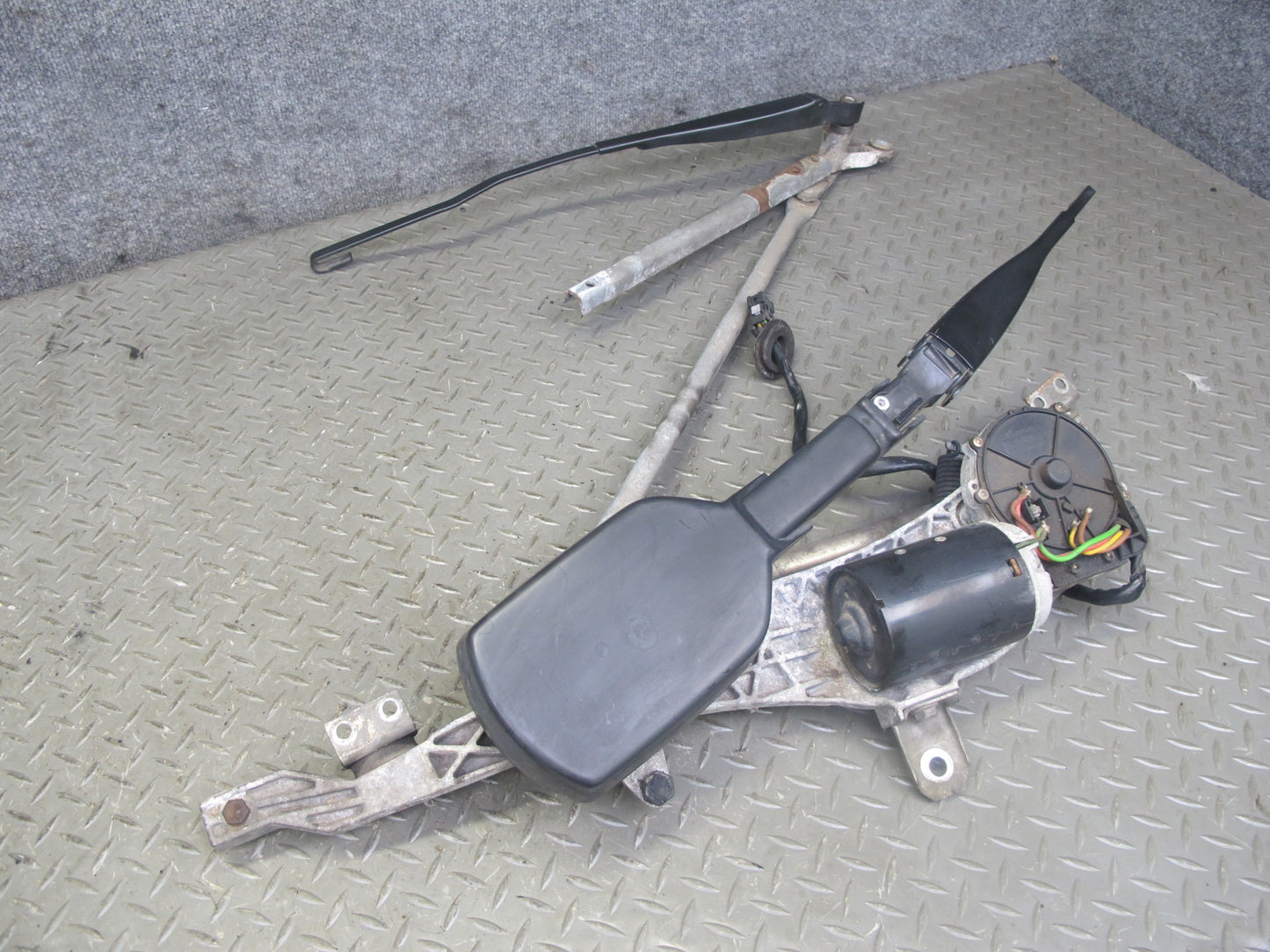 94-99 Mercedes W140 Windshield Wiper Arm Transmission Linkage w Motor OEM