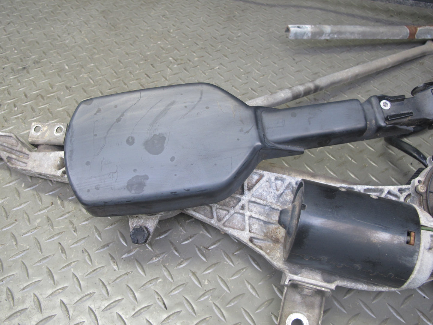 94-99 Mercedes W140 Windshield Wiper Arm Transmission Linkage w Motor OEM