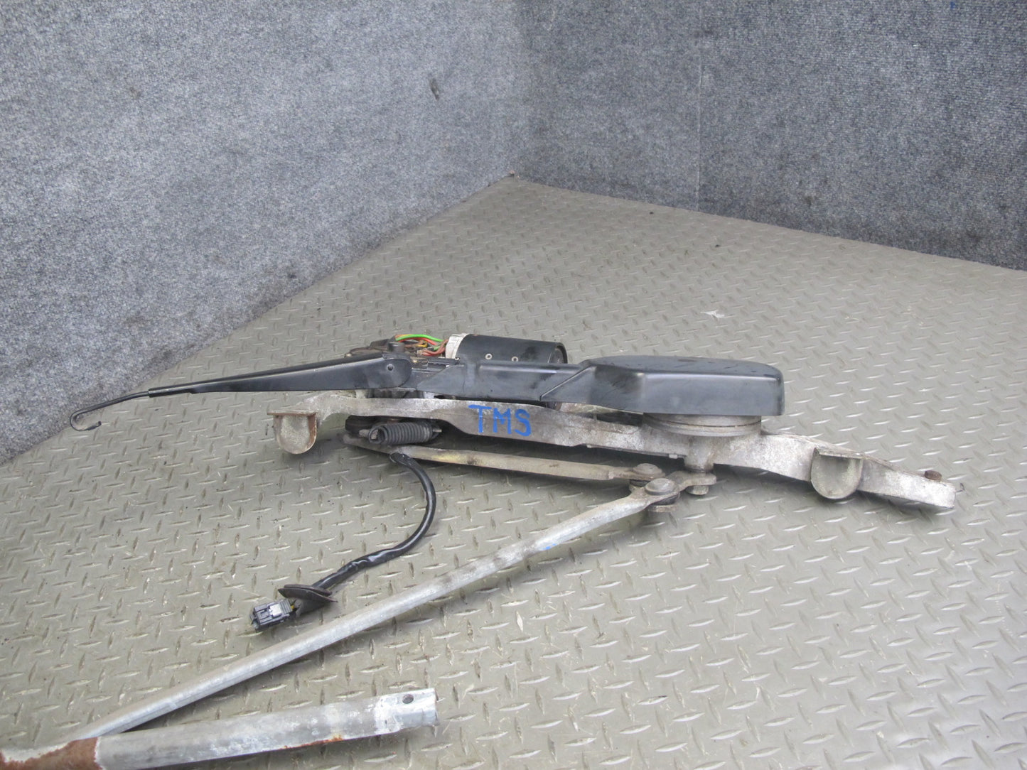94-99 Mercedes W140 Windshield Wiper Arm Transmission Linkage w Motor OEM