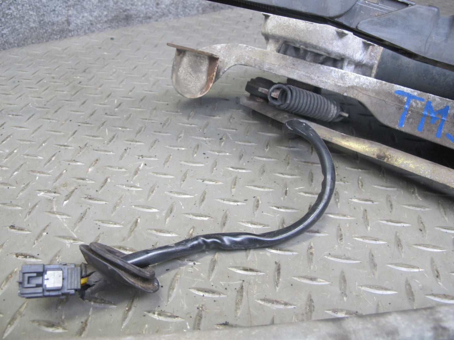 94-99 Mercedes W140 Windshield Wiper Arm Transmission Linkage w Motor OEM