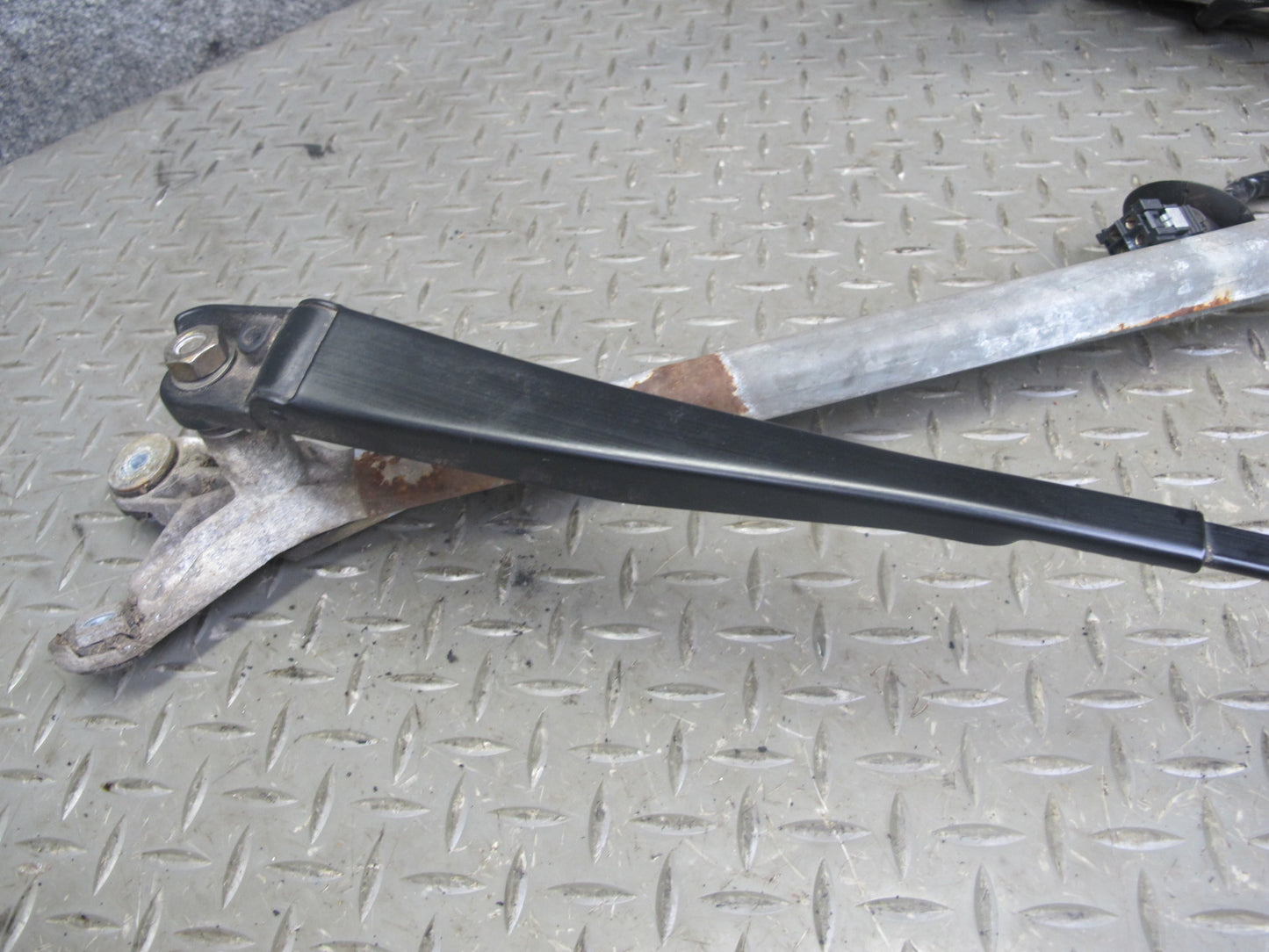 94-99 Mercedes W140 Windshield Wiper Arm Transmission Linkage w Motor OEM