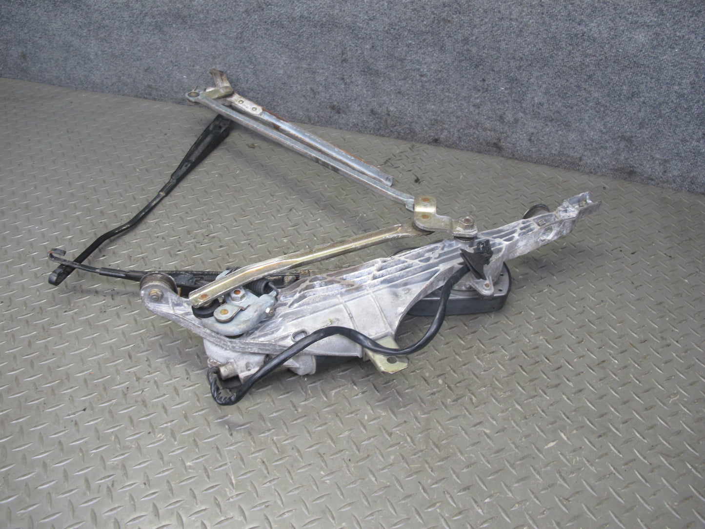94-99 Mercedes W140 Windshield Wiper Arm Transmission Linkage w Motor OEM