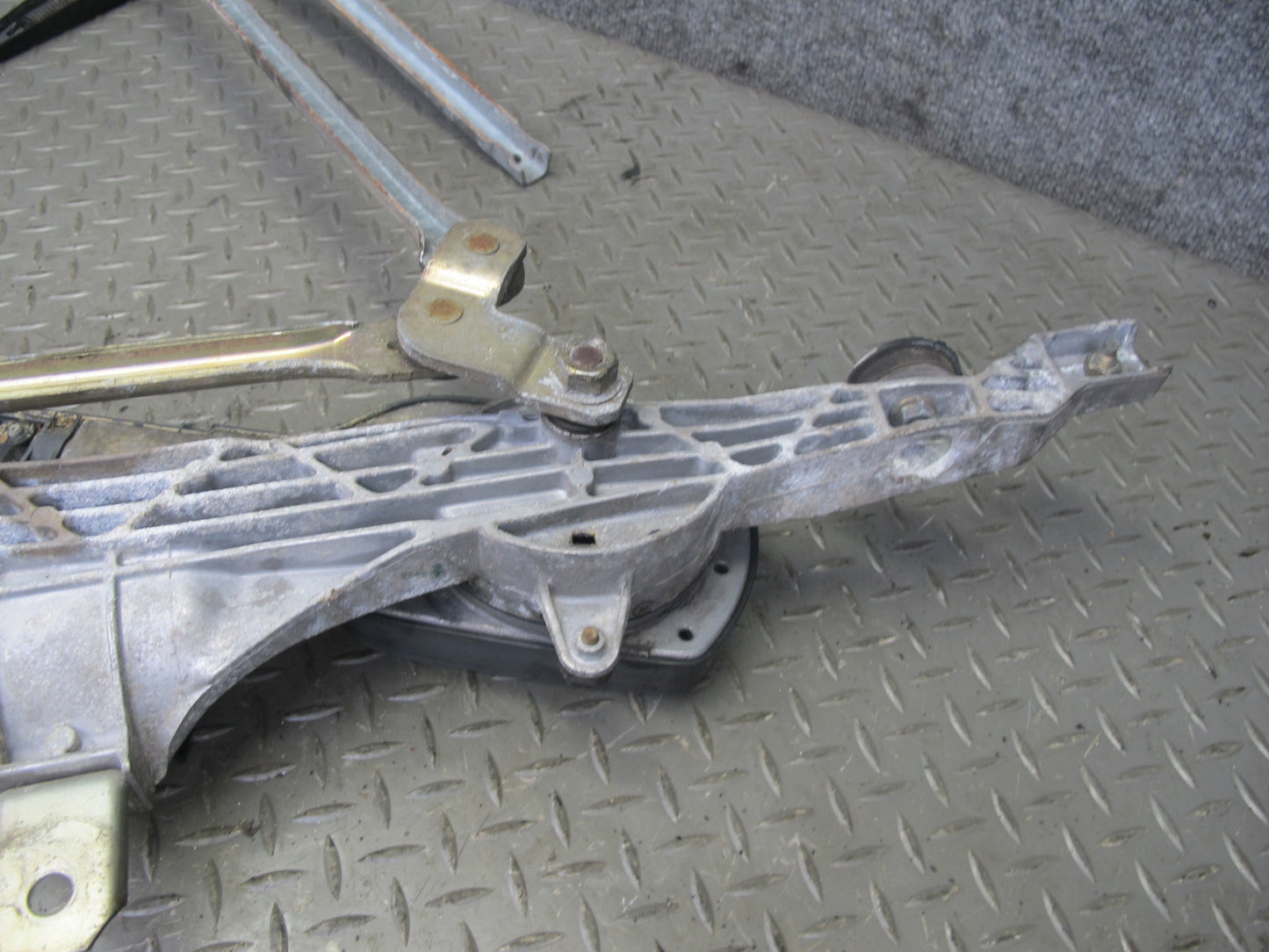 94-99 Mercedes W140 Windshield Wiper Arm Transmission Linkage w Motor OEM