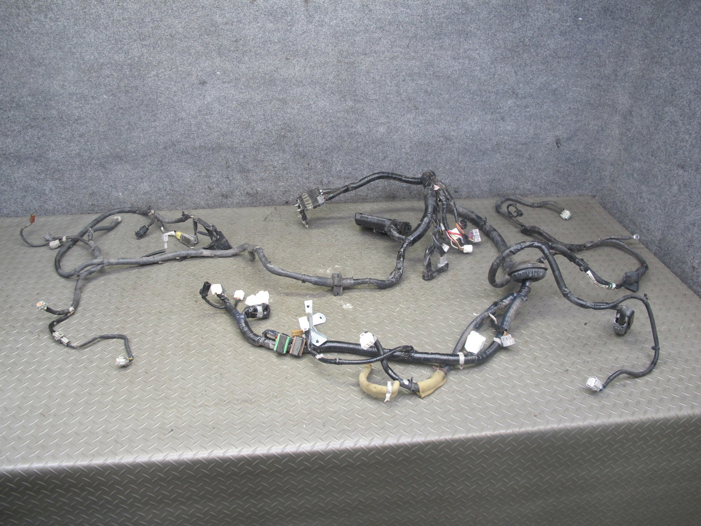 2007 Nissan 350Z Z33 VQ35HR A/T Engine Bay Wire Wiring Harness w Fuse Box OEM