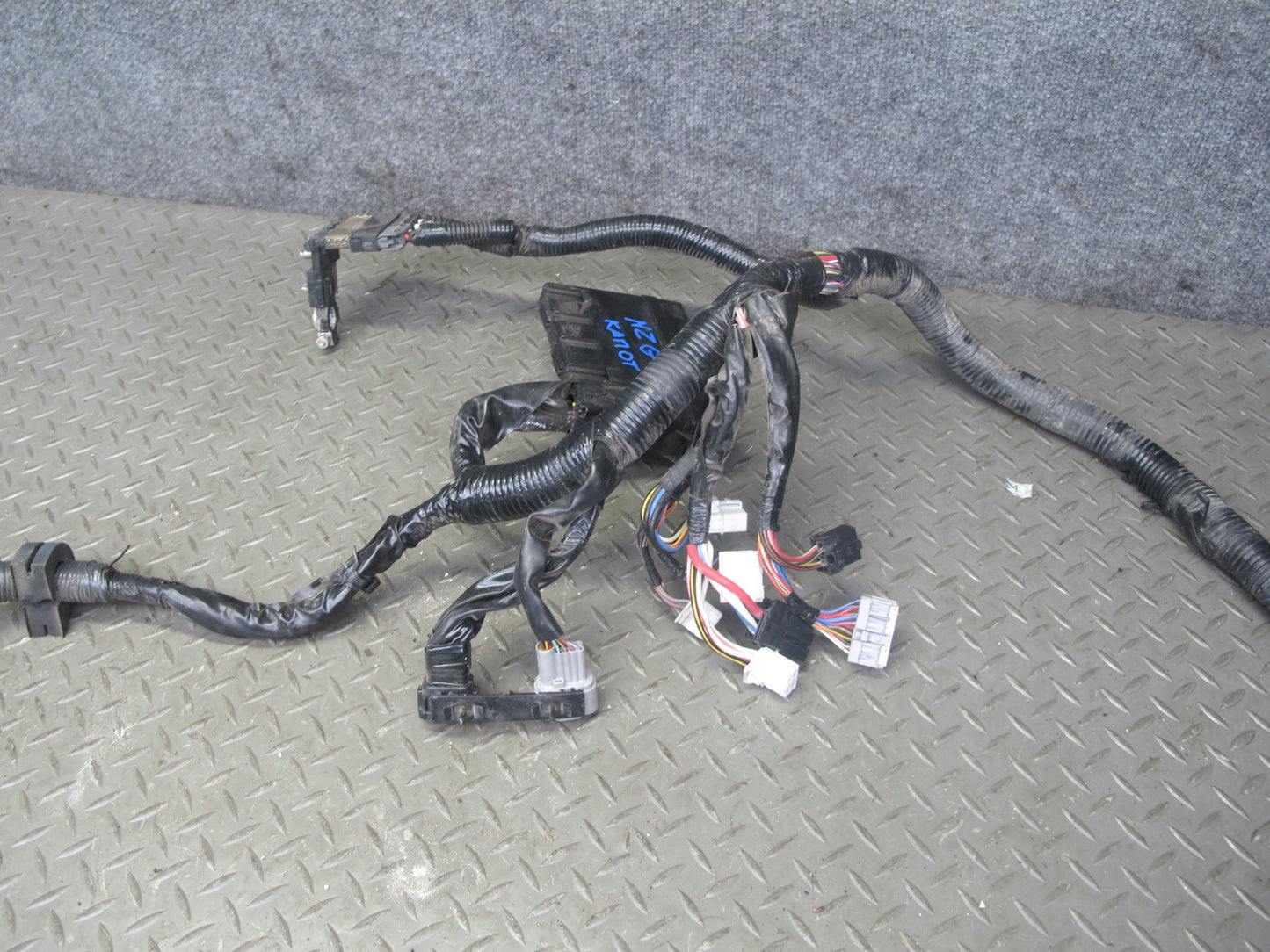 2007 Nissan 350Z Z33 VQ35HR A/T Engine Bay Wire Wiring Harness w Fuse Box OEM