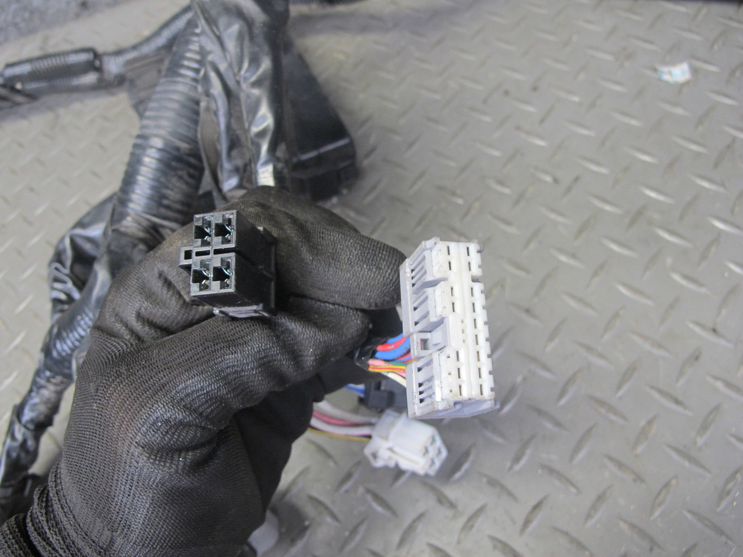 2007 Nissan 350Z Z33 VQ35HR A/T Engine Bay Wire Wiring Harness w Fuse Box OEM