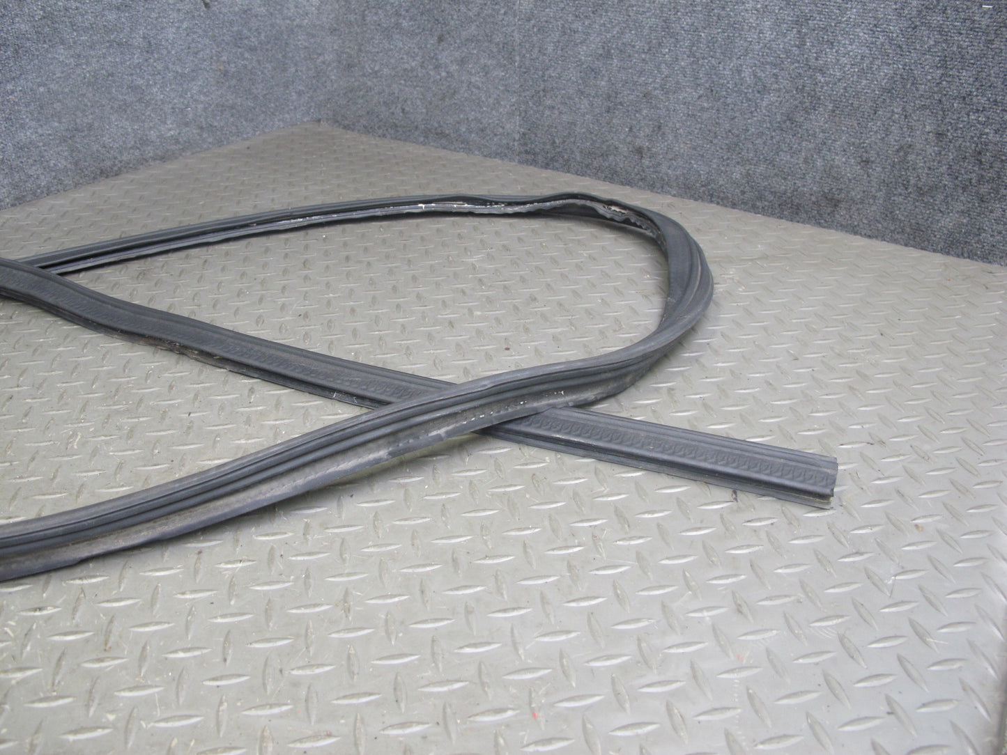 2004-2009 Cadillac XLR Rear Trunk Deck Lid Weather Strip Rubber Seal
