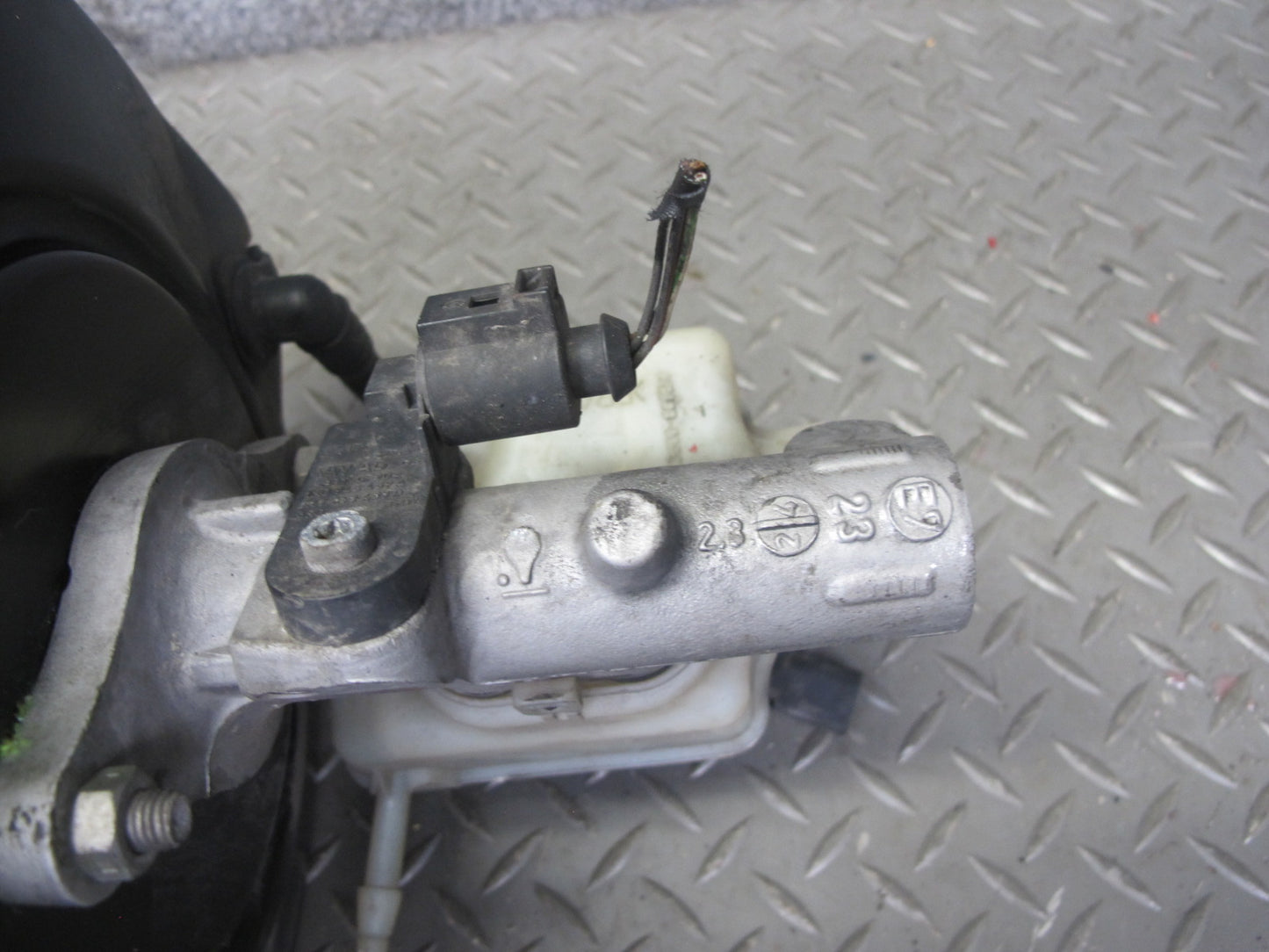 2008 VW Golf R32 MK5 VR6 Brake Master Cylinder Booster Fluid Reservoir OEM
