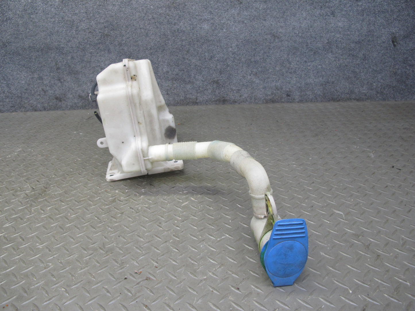 2008 VW Golf MK5 R32 Windshield Washer Fluid Reservoir Tank w Pump OEM