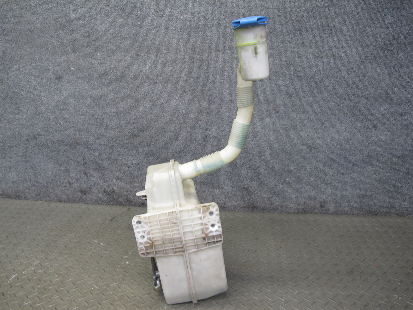 2008 VW Golf MK5 R32 Windshield Washer Fluid Reservoir Tank w Pump OEM