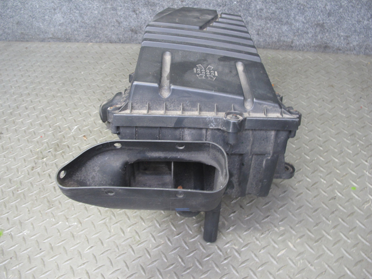 2008 VW Golf MK5 R32 3.2L Air Intake Cleaner Filter Box OEM