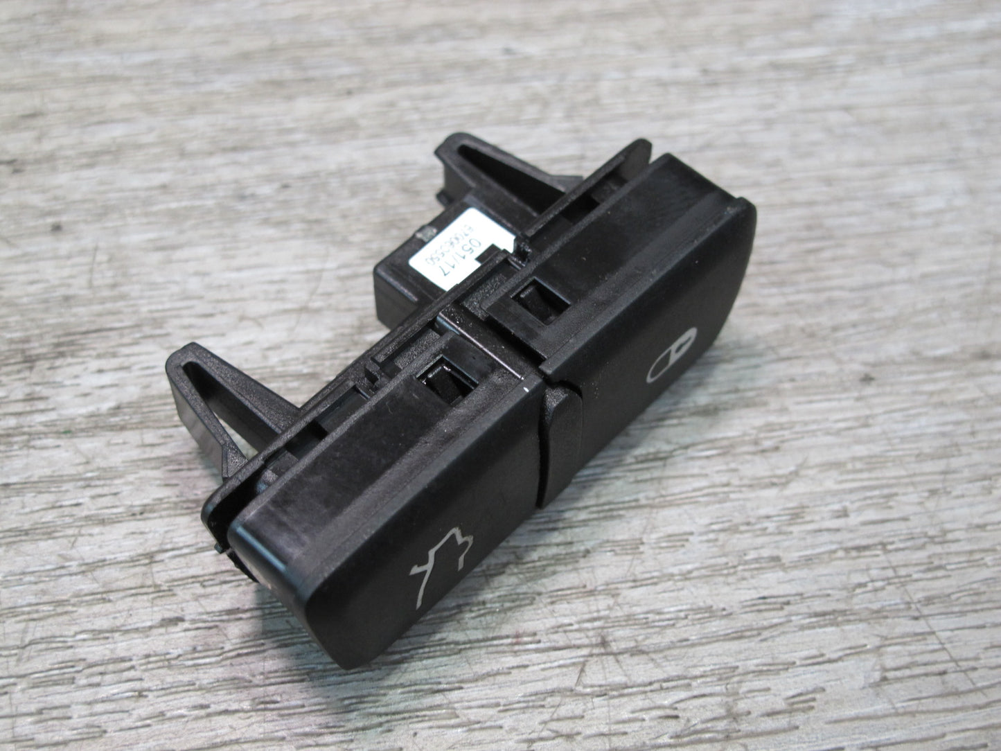 2017-2020 Maserati Levante M161 Trunk & Door Open Release Button Switch