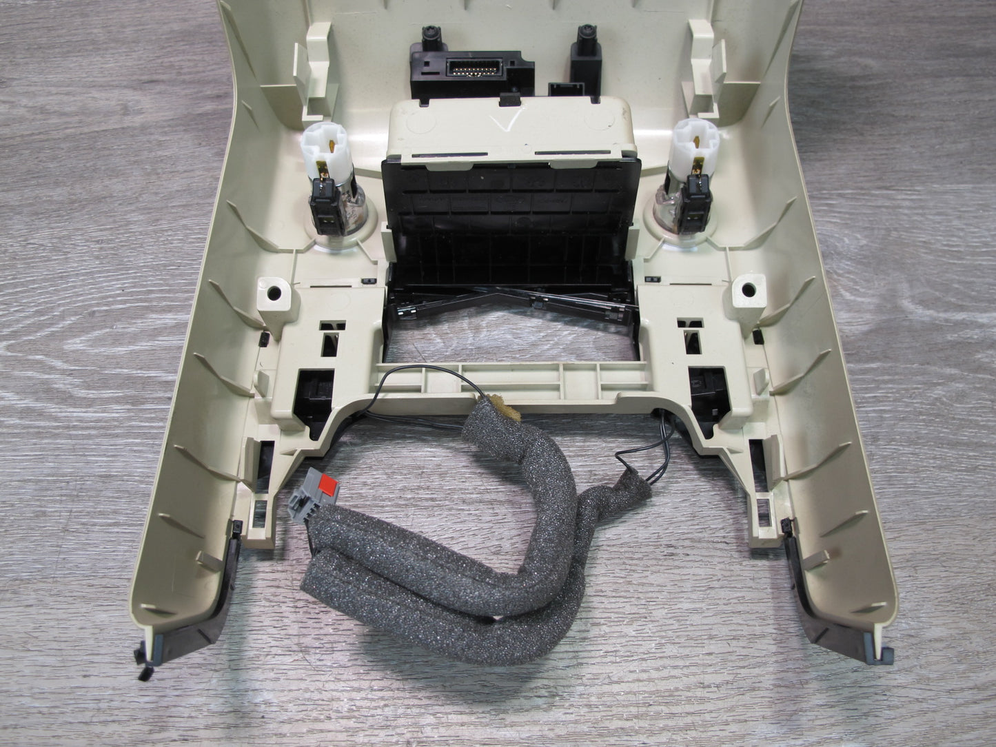 2013-2017 Range Rover L405 Rear Center Console Trim Panel w Multimedia Outlet