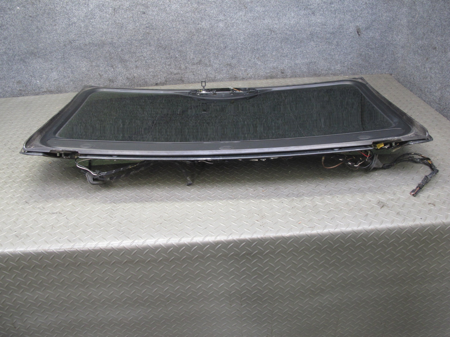2003-2006 Porsche Cayenne 955 Rear Trunk Lid Hatch Tailgate Glass Window Panel