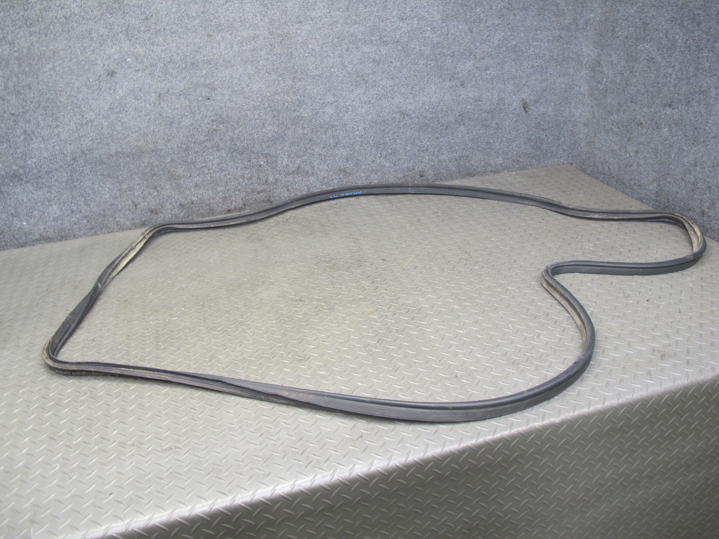 95-00 Lexus UCF20L LS400 Rear Trunk Rubber Weatherstrip Seal OEM