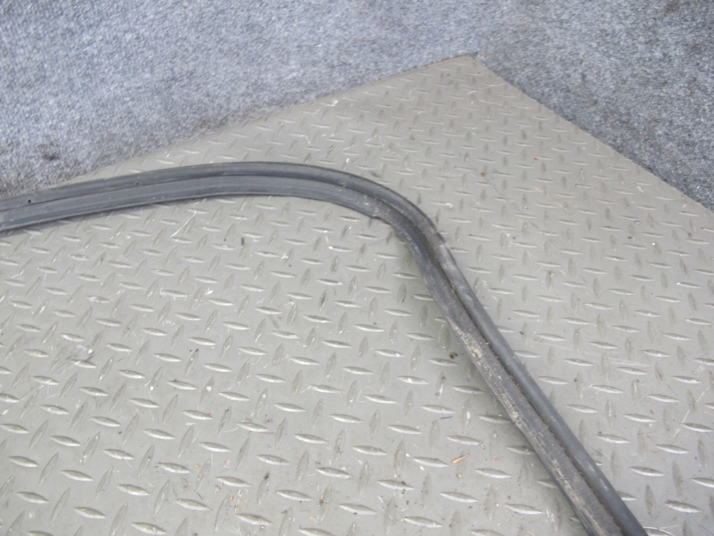 95-00 Lexus UCF20L LS400 Rear Trunk Rubber Weatherstrip Seal OEM