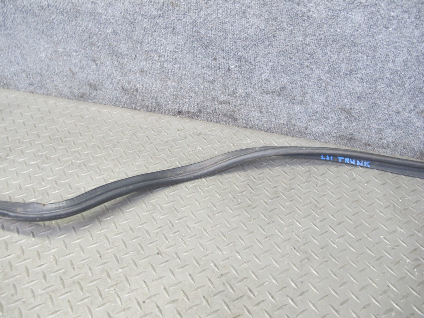 95-00 Lexus UCF20L LS400 Rear Trunk Rubber Weatherstrip Seal OEM