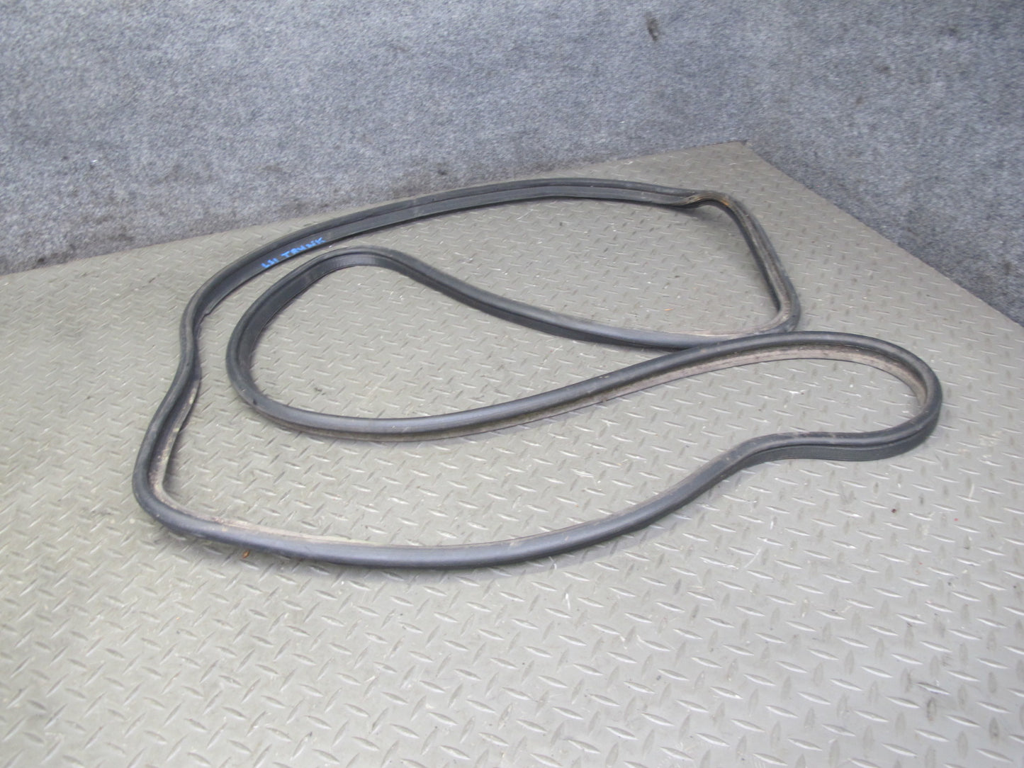 95-00 Lexus UCF20L LS400 Rear Trunk Rubber Weatherstrip Seal OEM