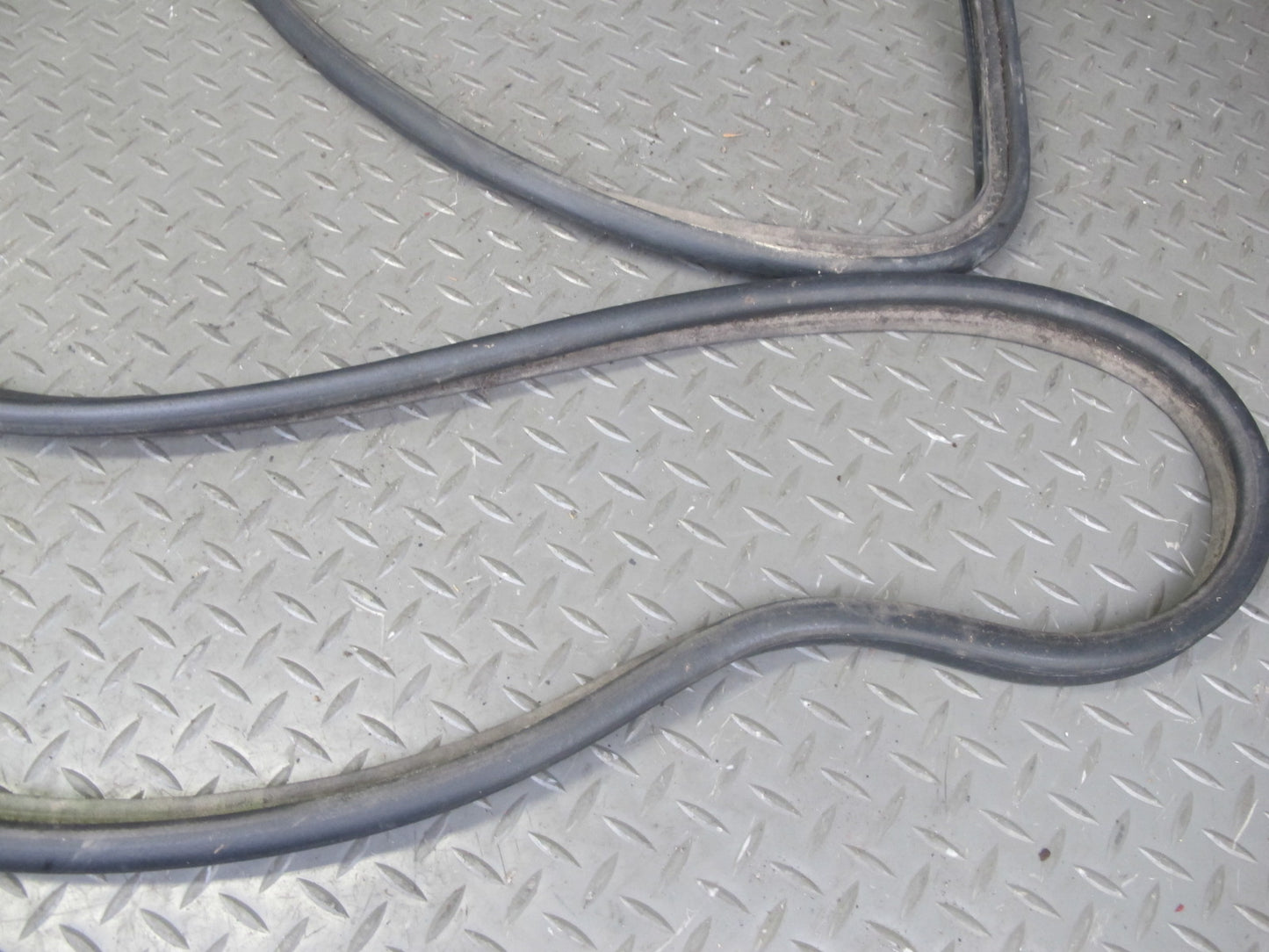 95-00 Lexus UCF20L LS400 Rear Trunk Rubber Weatherstrip Seal OEM