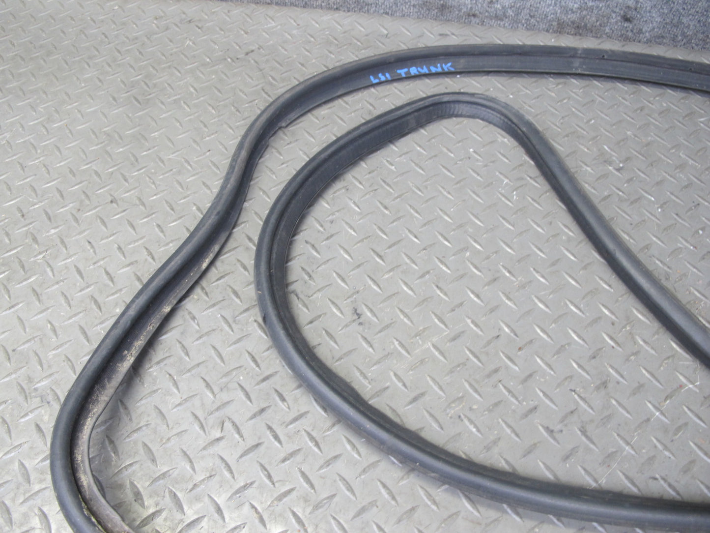 95-00 Lexus UCF20L LS400 Rear Trunk Rubber Weatherstrip Seal OEM