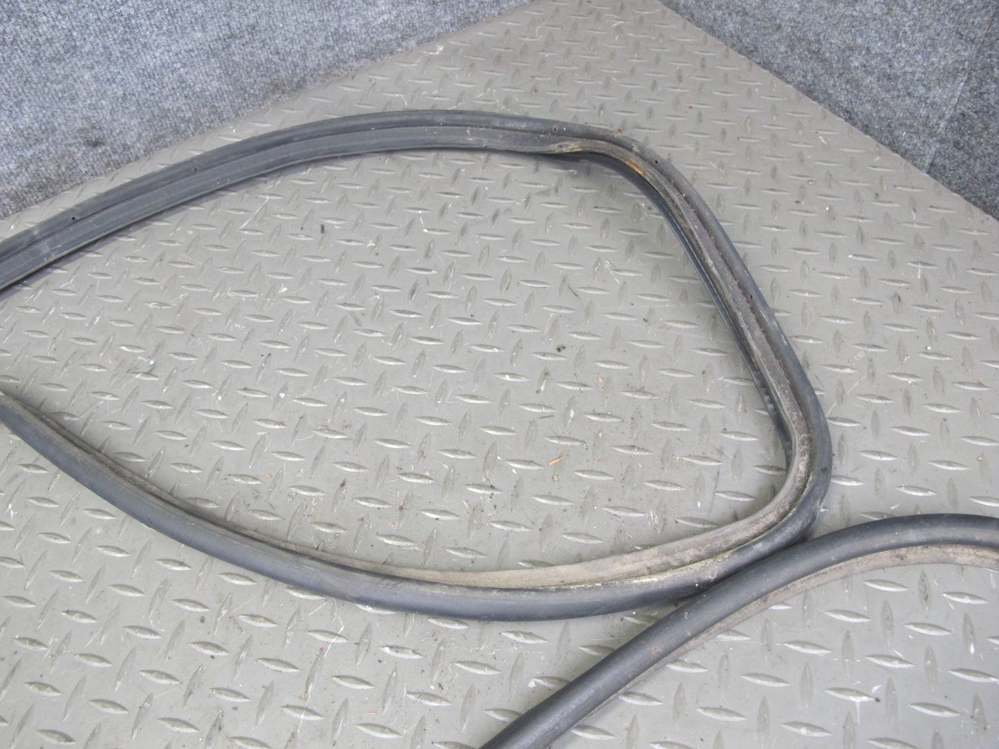 95-00 Lexus UCF20L LS400 Rear Trunk Rubber Weatherstrip Seal OEM