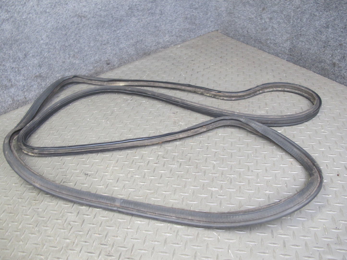 95-00 Lexus UCF20L LS400 Rear Trunk Rubber Weatherstrip Seal OEM
