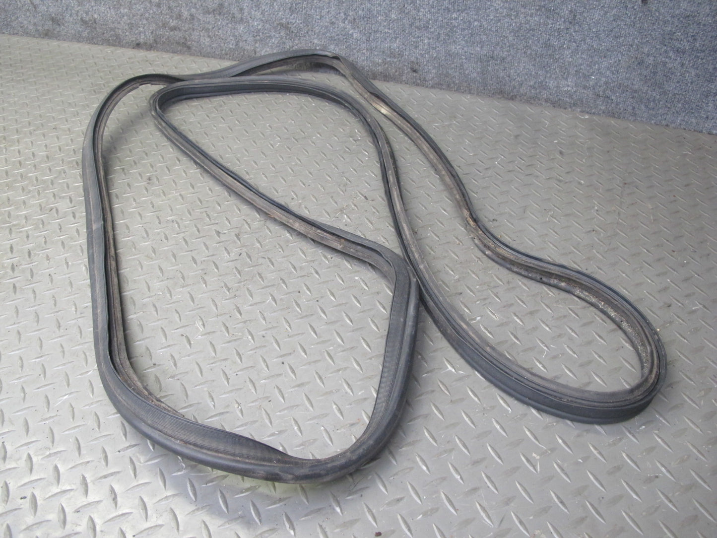 95-00 Lexus UCF20L LS400 Rear Trunk Rubber Weatherstrip Seal OEM