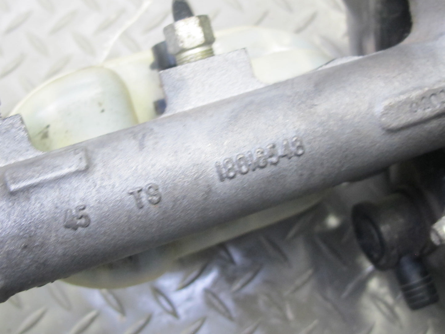 2004-2008 Cadillac XLR Power Brake Booster Master Cylinder Fluid Reservoir