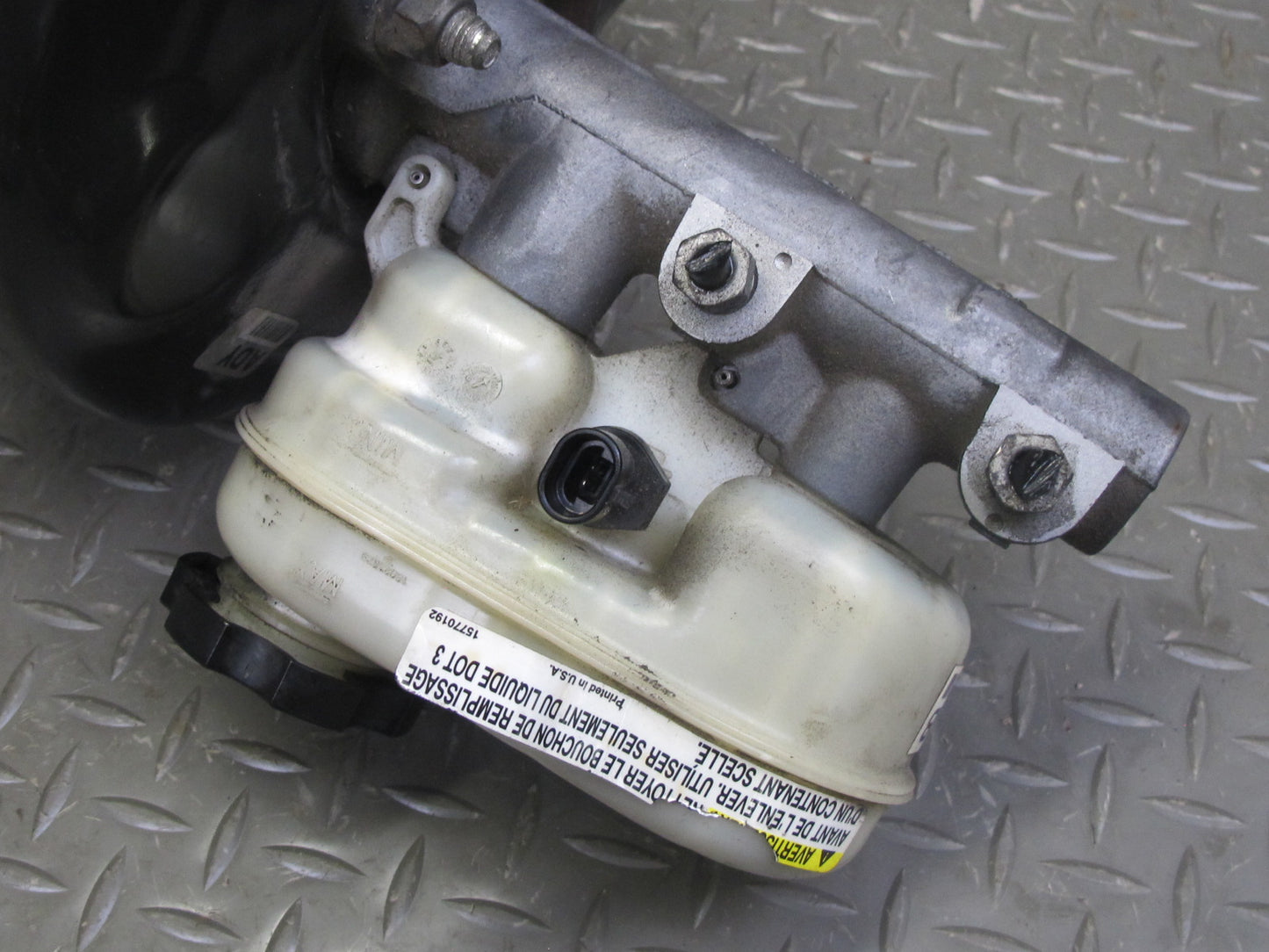 2004-2008 Cadillac XLR Power Brake Booster Master Cylinder Fluid Reservoir