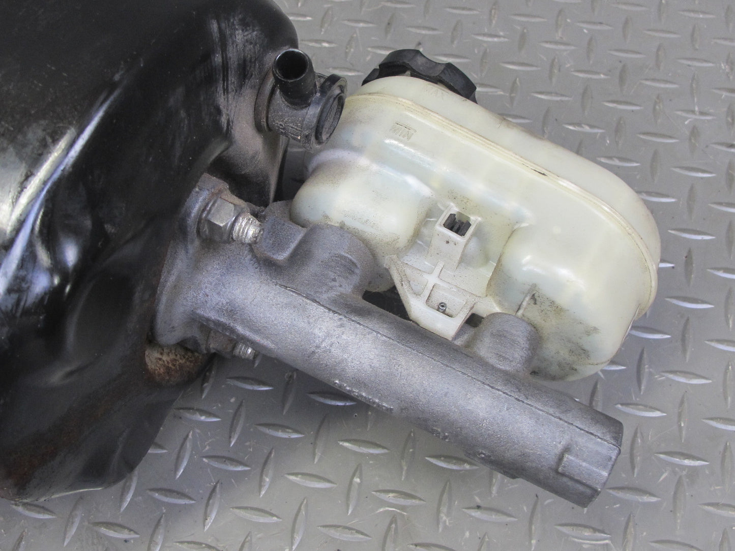 2004-2008 Cadillac XLR Power Brake Booster Master Cylinder Fluid Reservoir