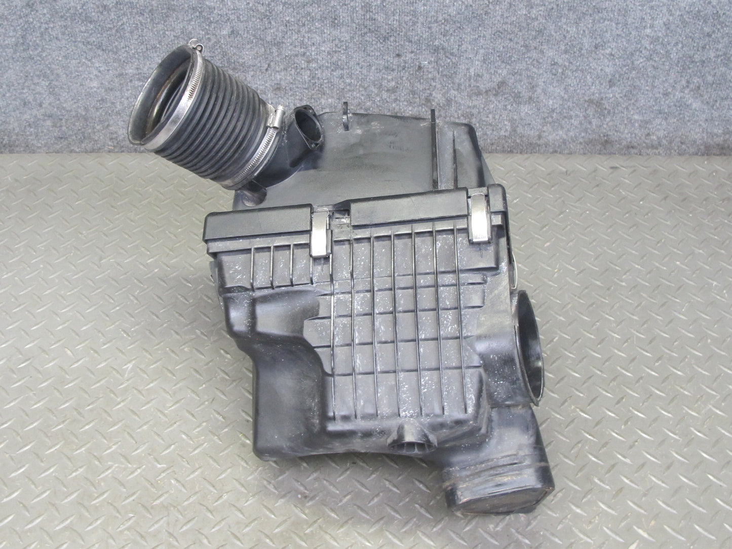 2006-2010 BMW E63 E64 M5 M6 Left Air Intake Cleaner Filter Box Assembly 7834502