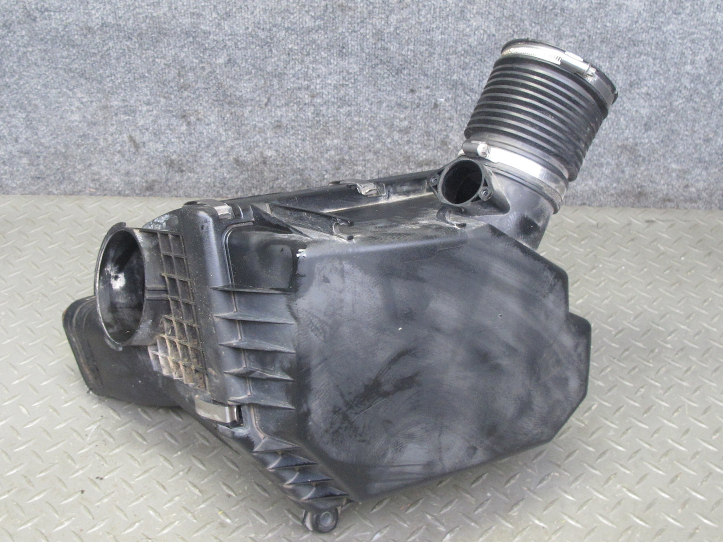2006-2010 BMW E63 E64 M5 M6 Left Air Intake Cleaner Filter Box Assembly 7834502