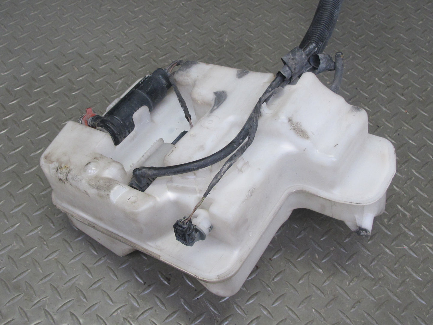 2006-2010 BMW E63 E64 Windshield Washer Fluid Reservoir Tank w Pump 7896391