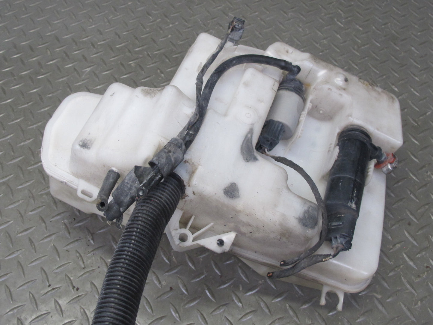 2006-2010 BMW E63 E64 Windshield Washer Fluid Reservoir Tank w Pump 7896391