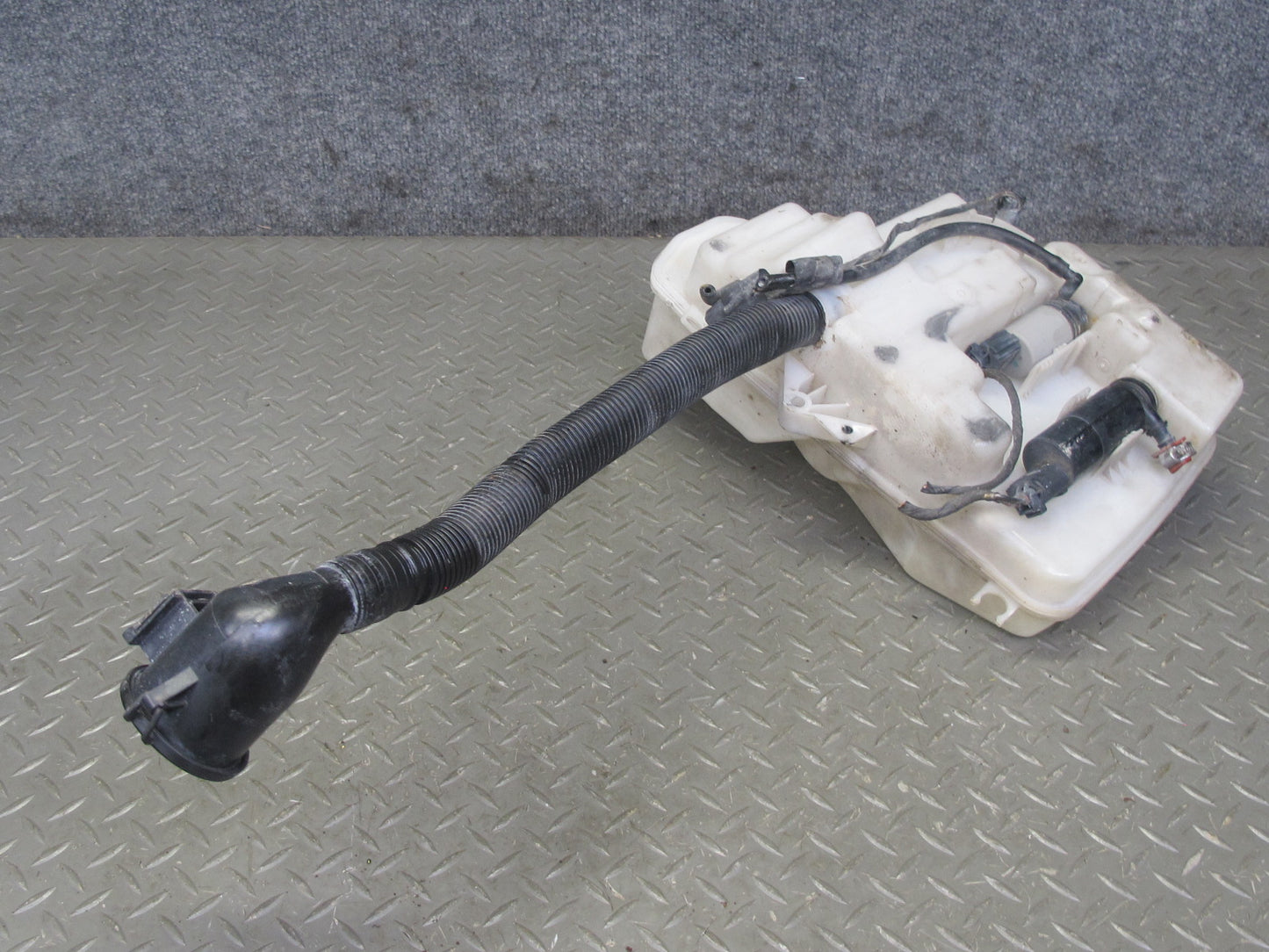 2006-2010 BMW E63 E64 Windshield Washer Fluid Reservoir Tank w Pump 7896391