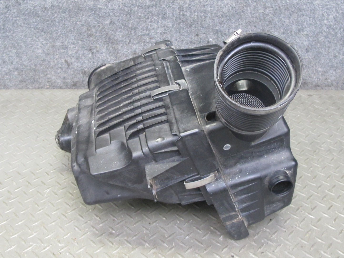 2006-2010 BMW E63 E64 M5 M6 Right Air Intake Cleaner Filter Box Assembly 7834501
