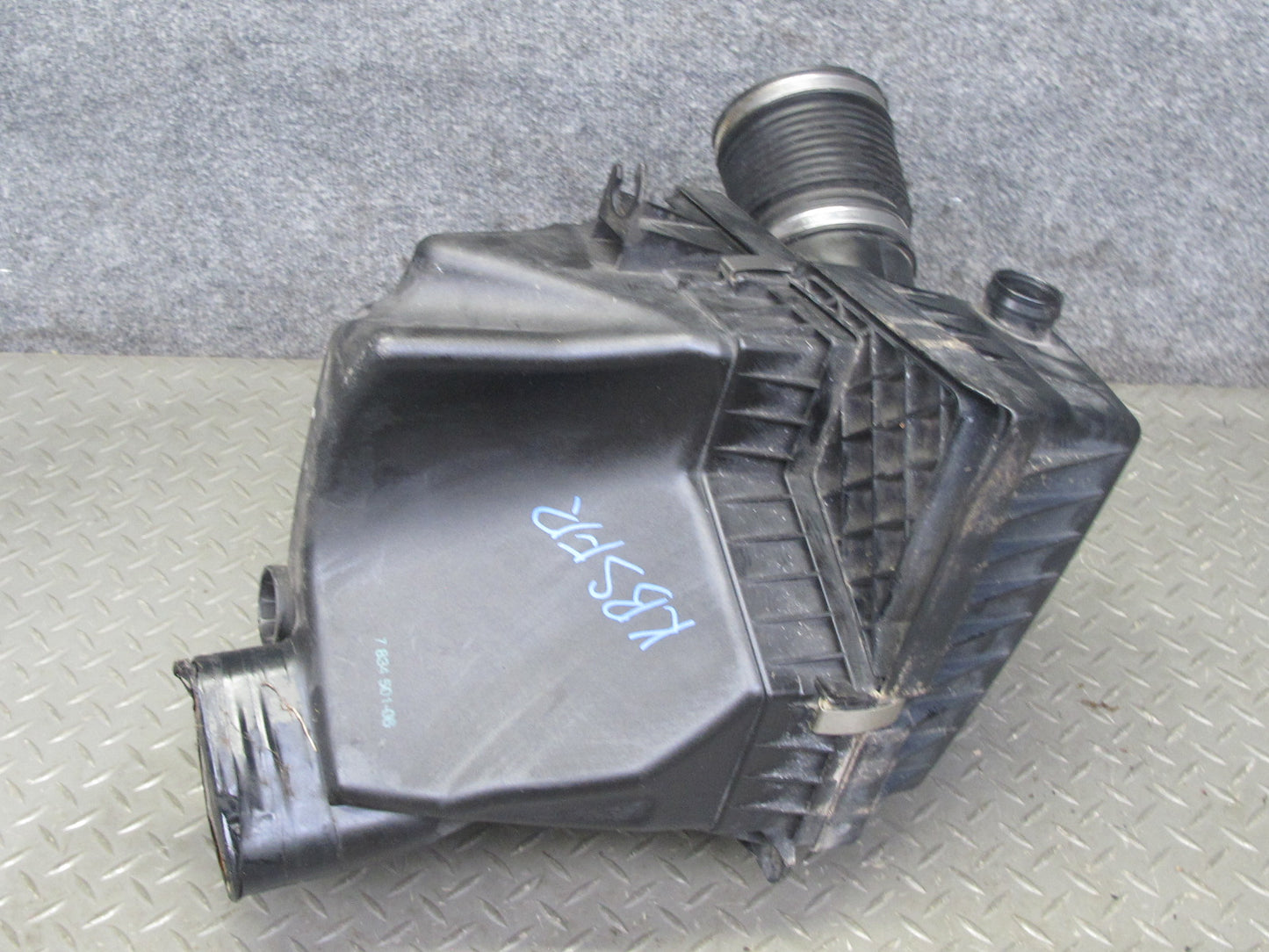 2006-2010 BMW E63 E64 M5 M6 Right Air Intake Cleaner Filter Box Assembly 7834501