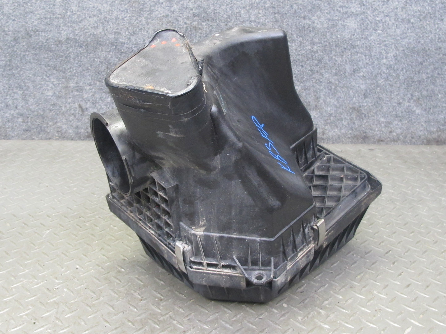 2006-2010 BMW E63 E64 M5 M6 Right Air Intake Cleaner Filter Box Assembly 7834501