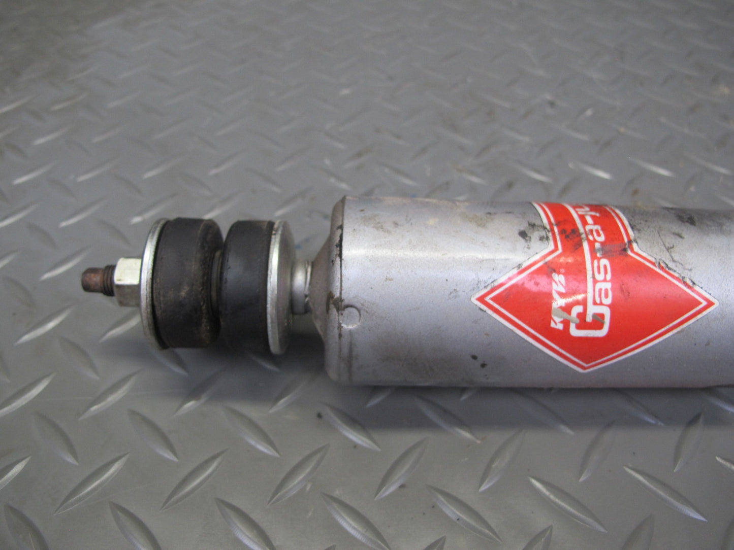 89-96 Chevrolet Corvette C4 Set of 2 Front Left & Right Strut Shock Absorber KYB