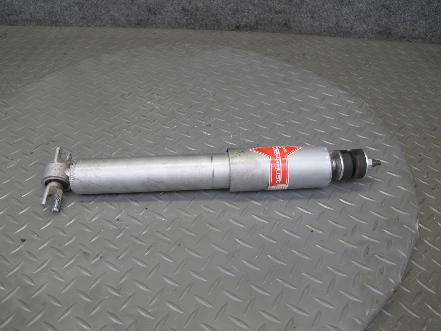 89-96 Chevrolet Corvette C4 Set of 2 Front Left & Right Strut Shock Absorber KYB