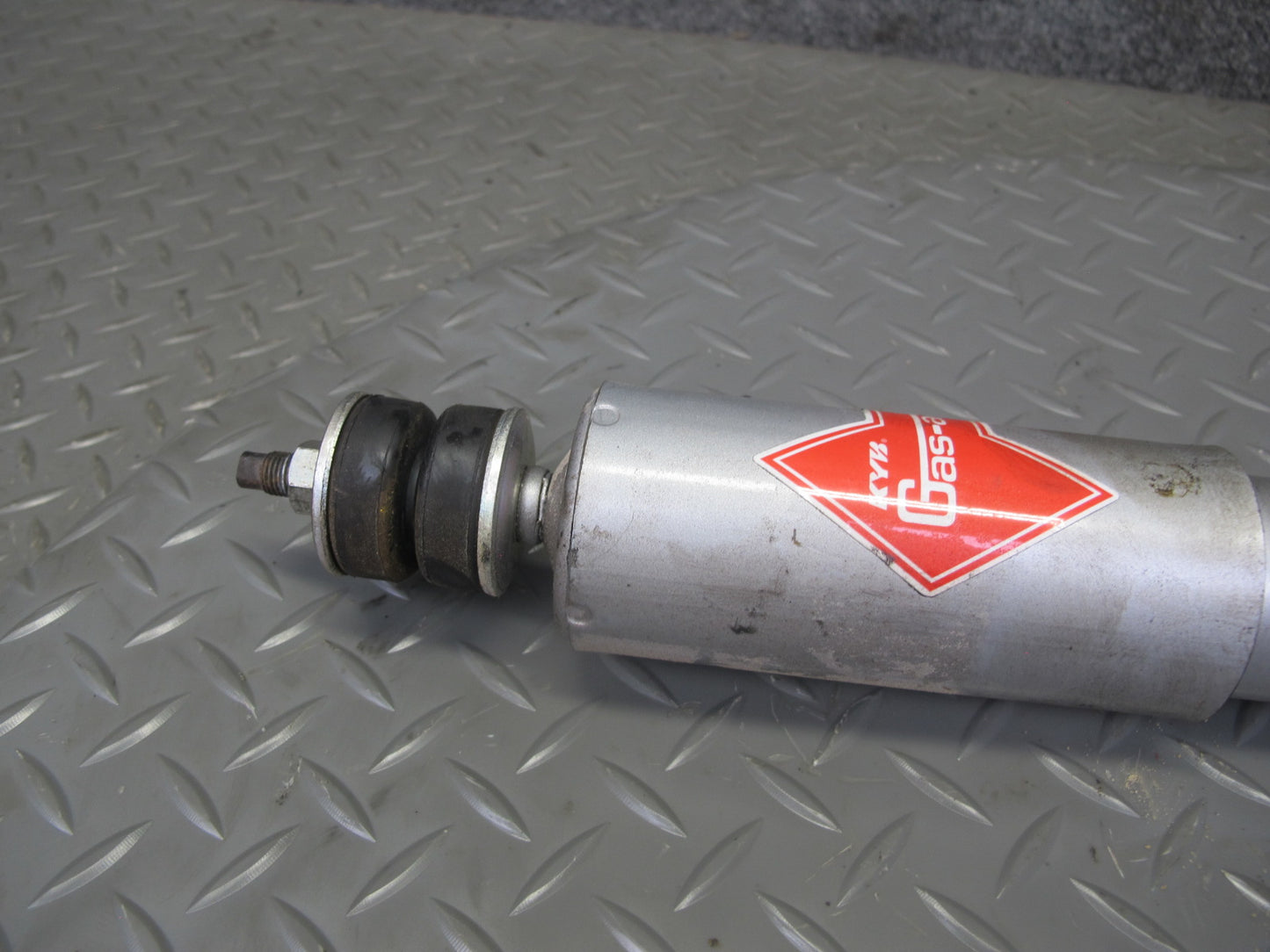 89-96 Chevrolet Corvette C4 Set of 2 Front Left & Right Strut Shock Absorber KYB