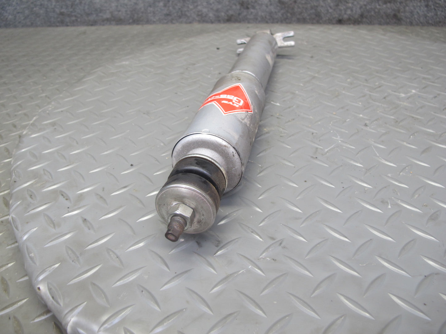 89-96 Chevrolet Corvette C4 Set of 2 Front Left & Right Strut Shock Absorber KYB