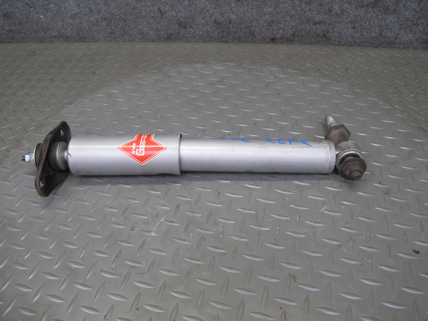 88-96 Chevrolet Corvette C4 Set of 2 Rear Left & Right Strut Shock Absorber KYB