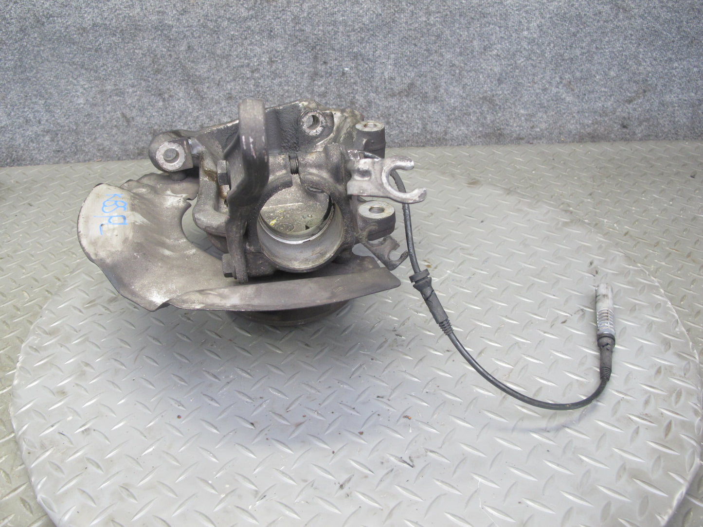 2006-2010 BMW E63 E64 M6 Front Left Spindle Knuckle Wheel Hub Bearing