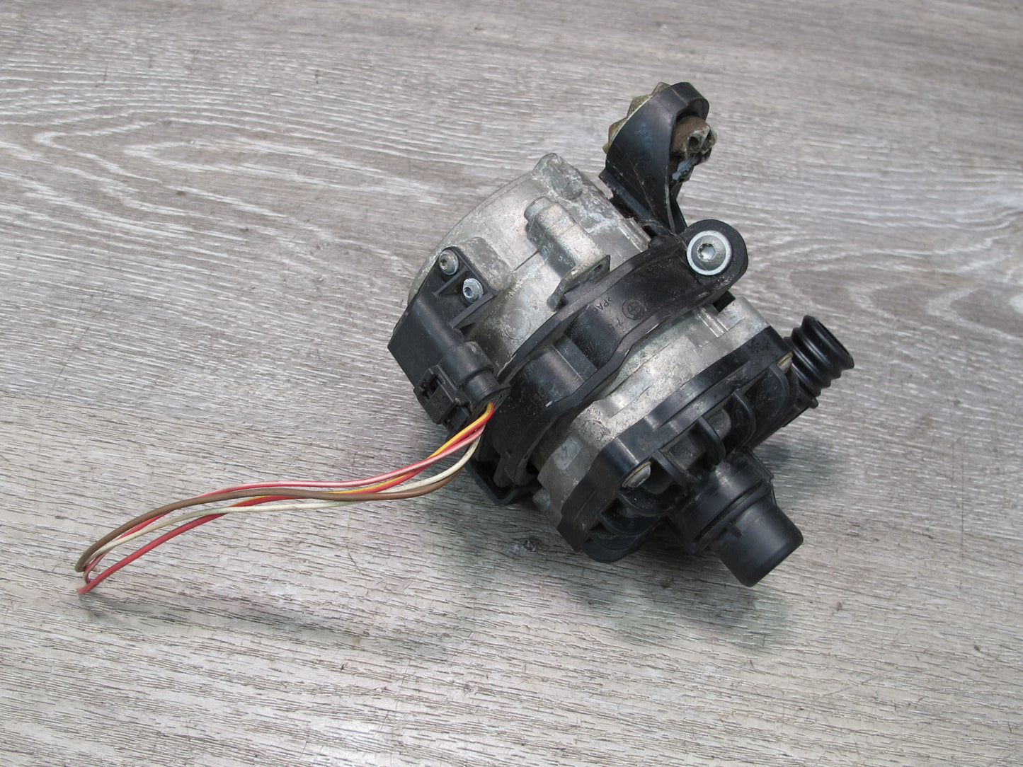 2010-2014 BMW E71 E72 X6 4.4L Auxiliary Electric Water Coolant Pump 7584088