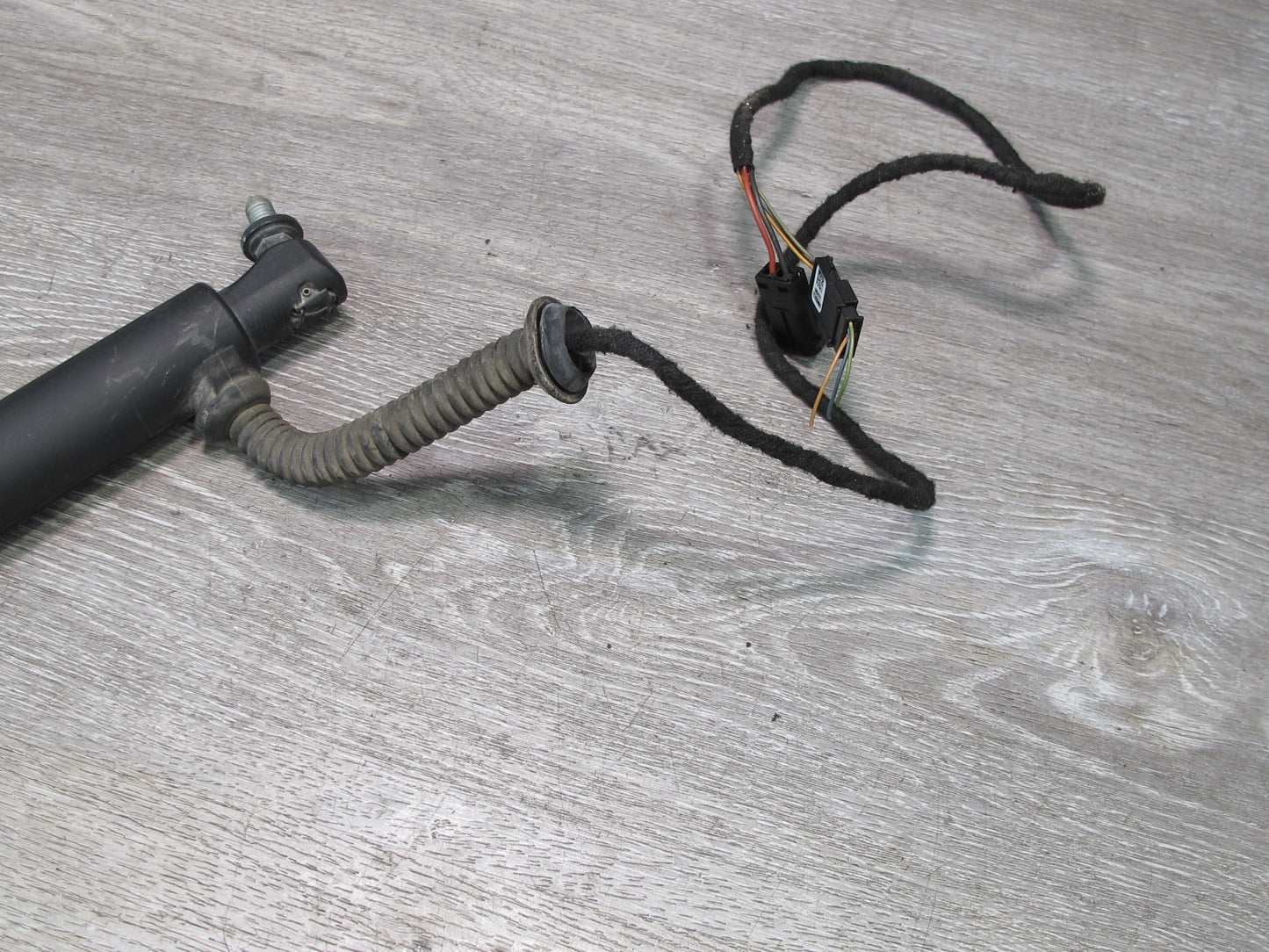 2008-2010 BMW E71 E72 X6 Rear Left Electric Trunk Hatch Opening Shock Strut Set