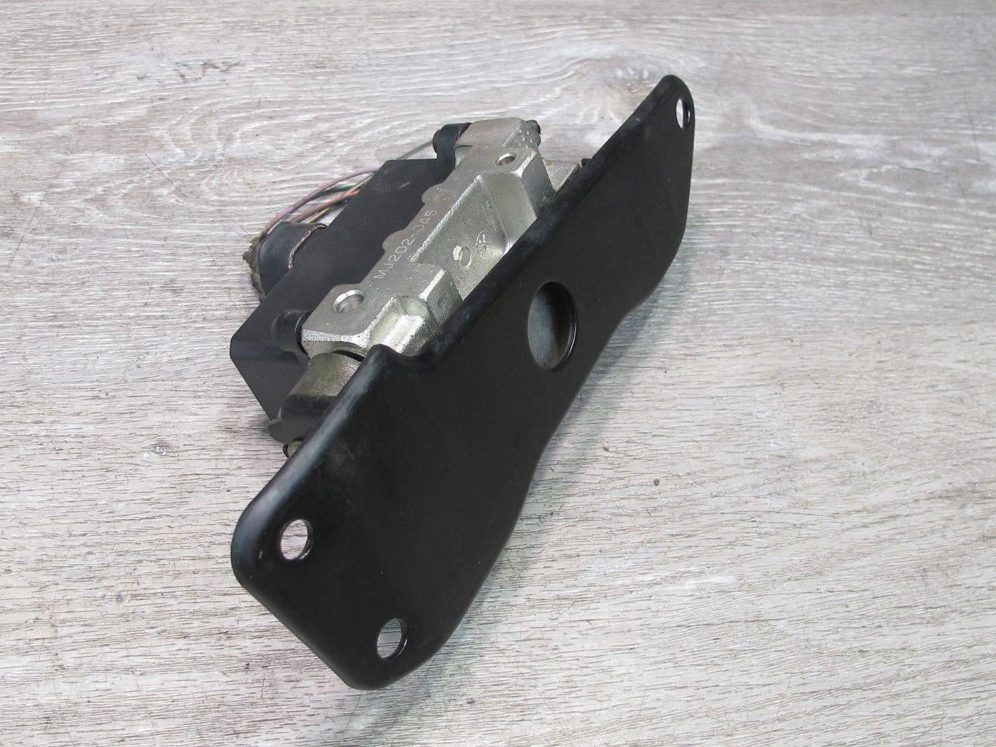1998-2007 Lexus UZJ100L LX470 Suspension Hydraulic Distribution Block W/ Bracket
