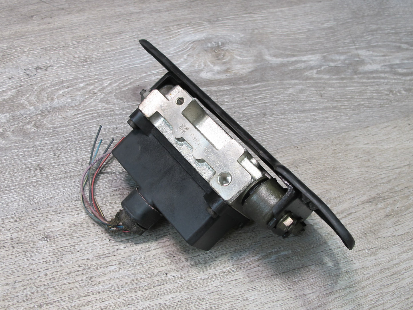 1998-2007 Lexus UZJ100L LX470 Suspension Hydraulic Distribution Block W/ Bracket