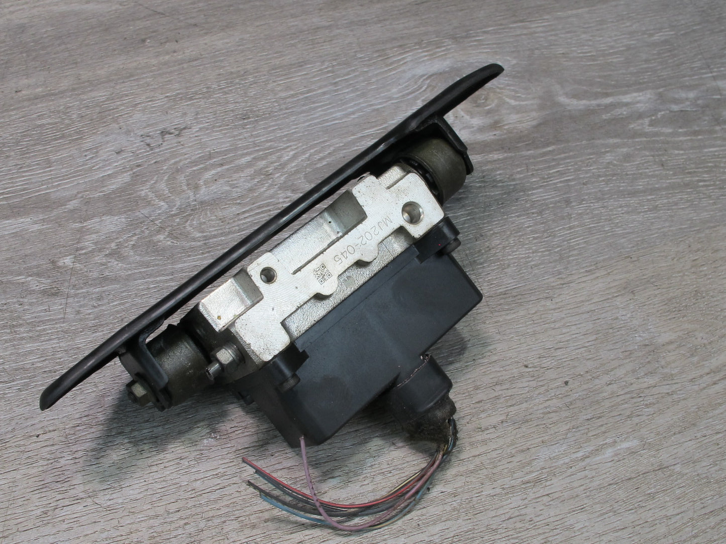1998-2007 Lexus UZJ100L LX470 Suspension Hydraulic Distribution Block W/ Bracket